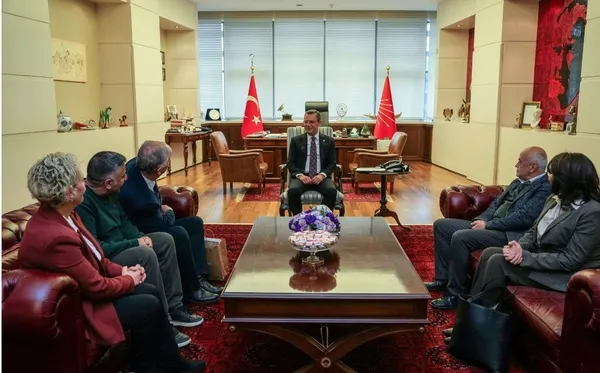 Mehmetçik düşmanları CHP Genel Merkezi’nde! Özgür Özel baş köşeye oturtup sohbet etti bir de hatıra fotoğrafı çektirdi...