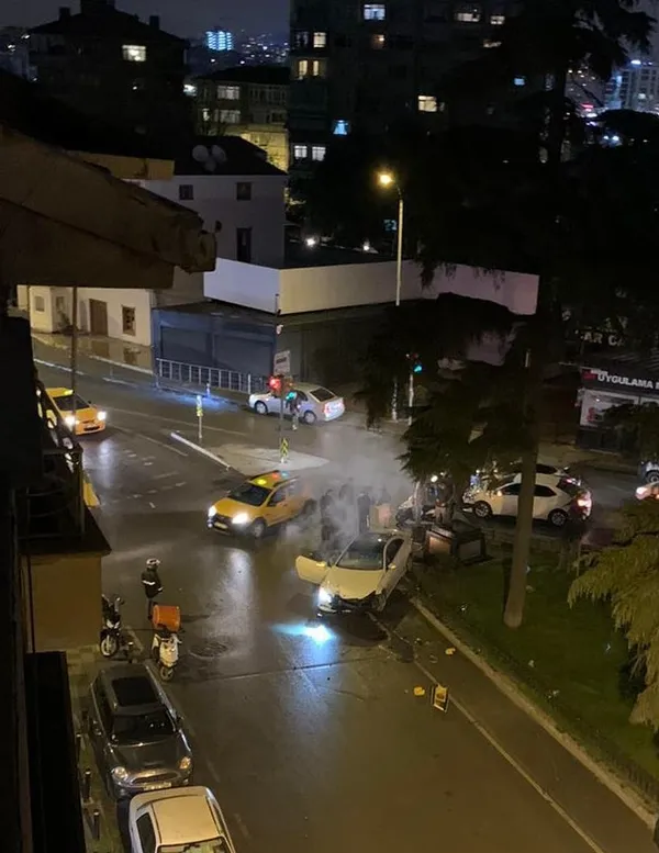 Kadıköy’deki Alex de Souza heykeline otomobil çarptı