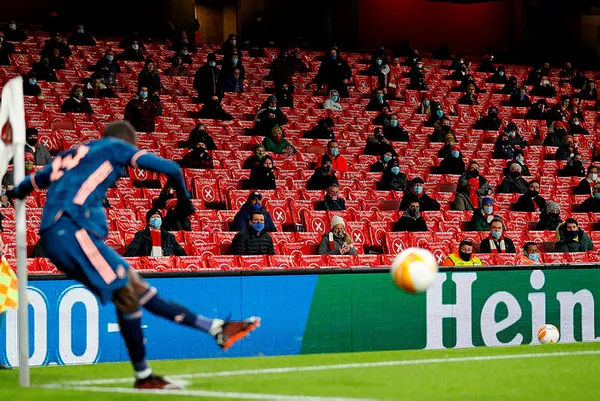 İngiltere'de tribünler yeniden Arsenal Rapid Wien maçında seyirciyle kavuştu - 1