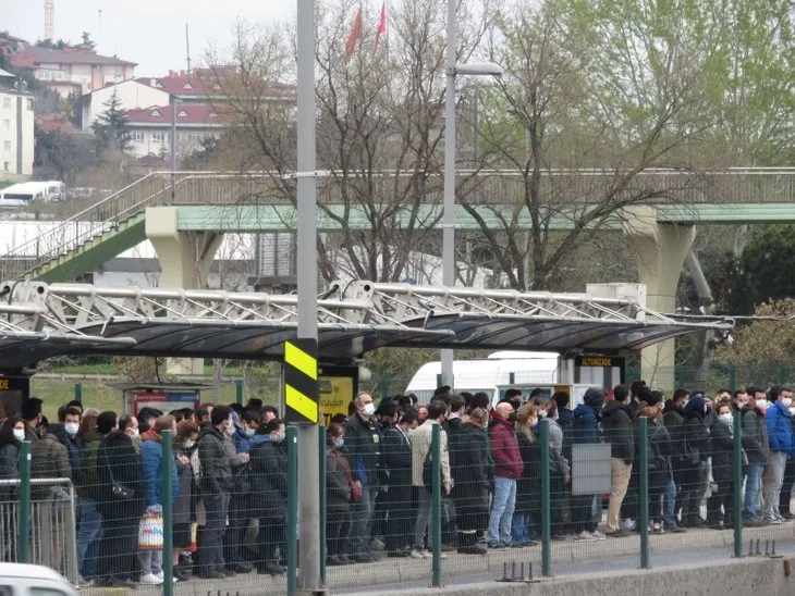 İstanbul’da toplu taşıma çilesi! Duraklardaki yoğunluk tedirgin etti