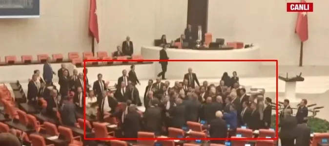 mecliste-yumruklar-havada-ucustu-demli-milletvekilinden-ak-partili-milletvekillerine-hadsiz-sozler-hirsizsiniz-1721837086955.jpg Meclis'te yumruklar havada uçuştu! DEM'li milletvekilinden AK Partili milletvekillerine hadsiz sözler: Hırsızsınız! - 3