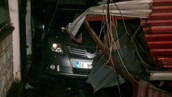 Kocaeli’nde kahreden olay! Fırtına etkisiyle havalanan çatıyla metrelerce uçmuş! Feci son böyle geldi