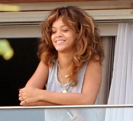 Rihanna evini bir sevete kiraladı! Rihanna makyajsız fotoğraflarıyla olay oldu
