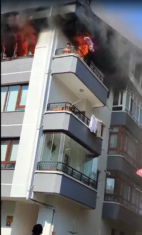 Ankara'da bir çocuk 3 katlı binanın balkonunda mahsur kaldı! Yanmaktan son anda kurtarıldı - 1