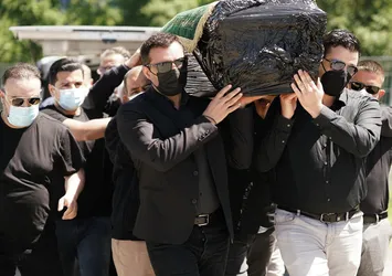 Rafet El Roman'ın acı vedası! Gözyaşları içinde toprağa verdi