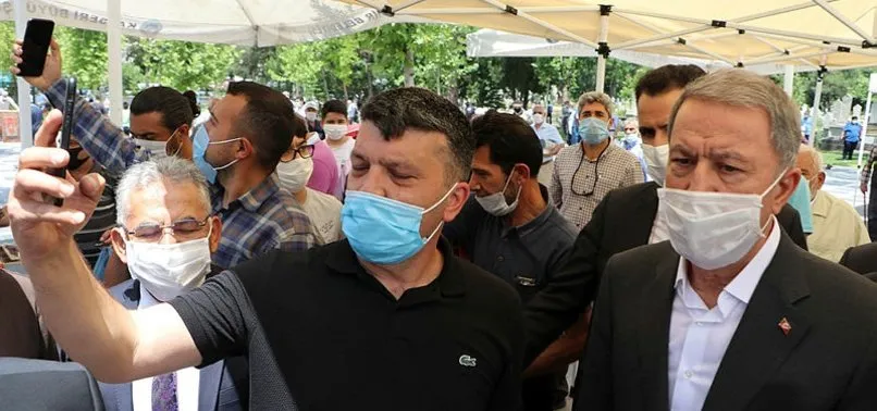 Milli Savunma Bakanı Hulusi Akar’a vatandaşlardan sevgi seli: Allah sizlerden razı olsun