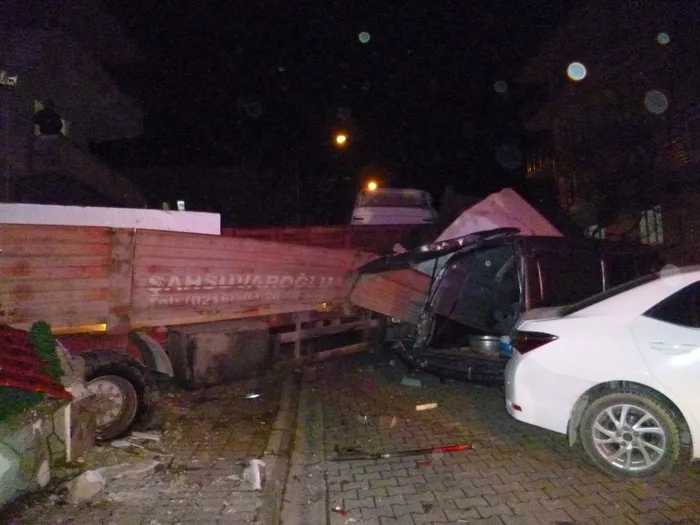 Bilecik'te freni boşalan TIR panik yarattı! 3 araca ve apartman duvarına çarptı - 1