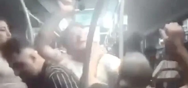 Metrobüste yolcular arasında kavga çıktı! Yumruklar havada uçuştu