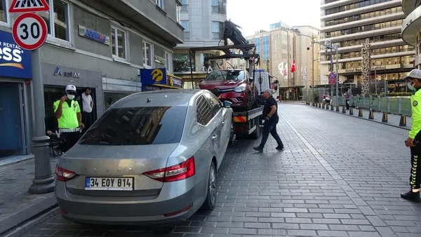 taksimde-turistlerden-rezil-hareket-ehliyetsiz-yakalandilar-once-polislerin-fotograflarini-cekti-sonra-rusvet-1656660353571.jpg Taksim’de turistlerden rezil hareket! Ehliyetsiz yakalandılar: Önce polislerin fotoğraflarını çekti, sonra rüşvet teklif etti - 2
