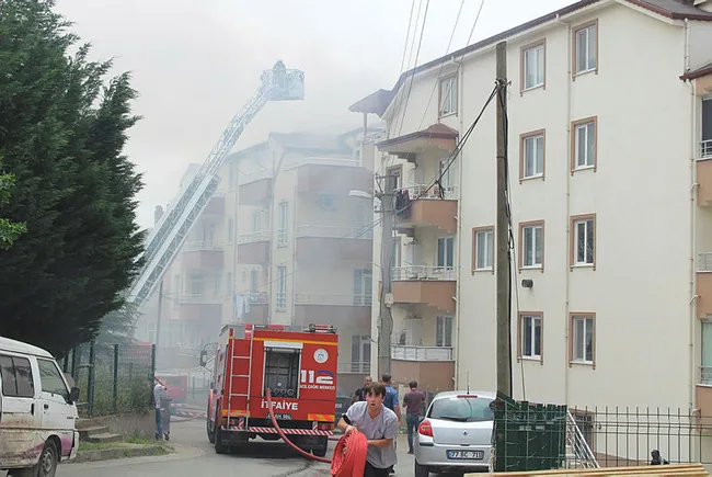 kocaelide-yanginda-evleri-yanan-genc-cift-birbirini-boyle-teselli-etti-1622205587261.jpg Kocaeli’de yangında evleri yanan genç çift birbirini böyle teselli etti - 4