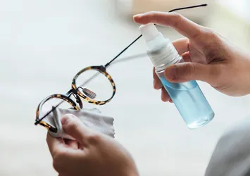 Gözlük camlarını temizlemenin en basit yöntemi! Çizikler 10 saniyede kayboluyor