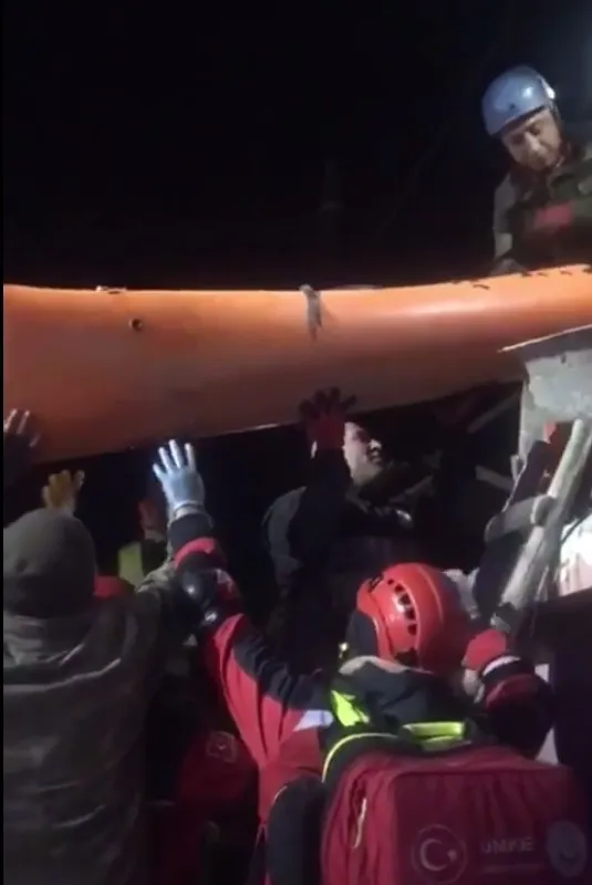 İstihkam Alay Komutanlığı enkaz altındaki vatandaşlara hayat oldu: 22 kişi çıkarıldı