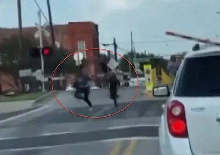 Hemzemin geçitte korkunç anlar kamerada! Tren böyle biçti...