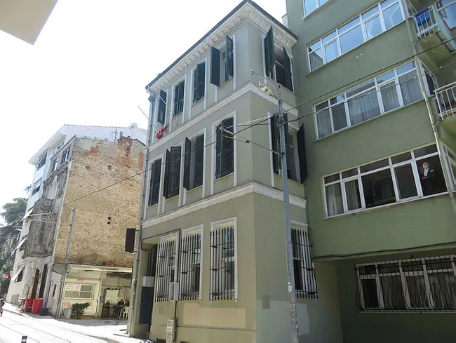 İstanbul’da Şebnem hemşire 3. katından düşüp hayatını kaybetti - 1