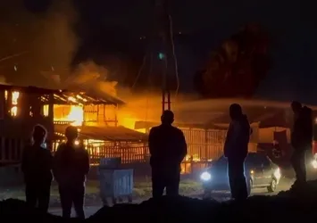 Hatay'da korku dolu anlar! Sahildeki 3 baraka alevlere teslim oldu