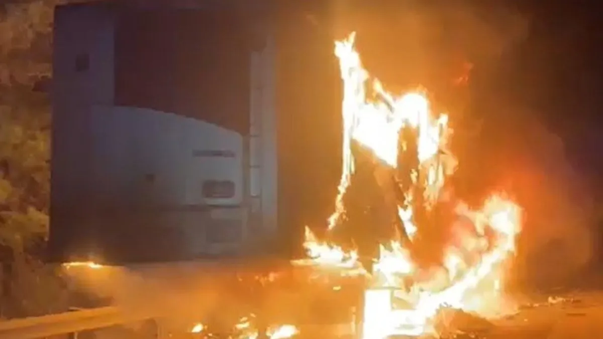 Adana'da et yüklü tırın dorsesi yandı