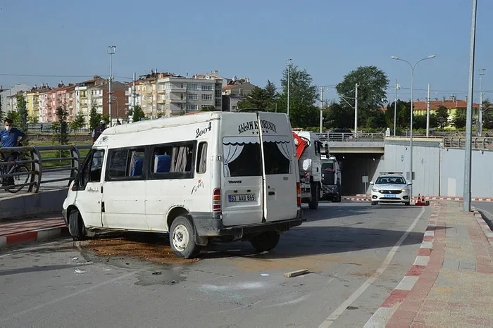 Karaman'da tarım işçilerini taşıyan minibüs devrildi: 4 yaralı - 1