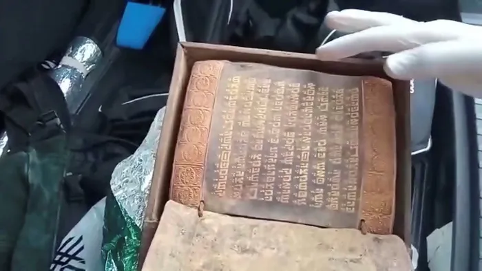 Samsun'da altın işlemeli Tevrat ele geçirildi! 2000- 2500 yıllık... - 1