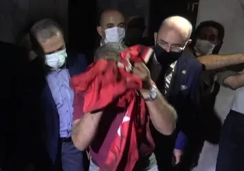 Ev küle döndü Türk bayrağına zarar gelmedi