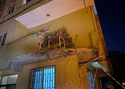 Pendik’te 5 katlı binanın balkonu çöktü