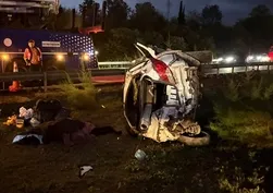 Sakarya Hendek'te otomobil refüje devrildi!