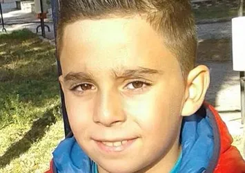 Saklambaç oynarken 7'nci kattan düşüp öldü