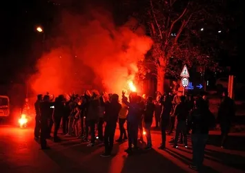 Fenerbahçe taraftarı kanal bastı