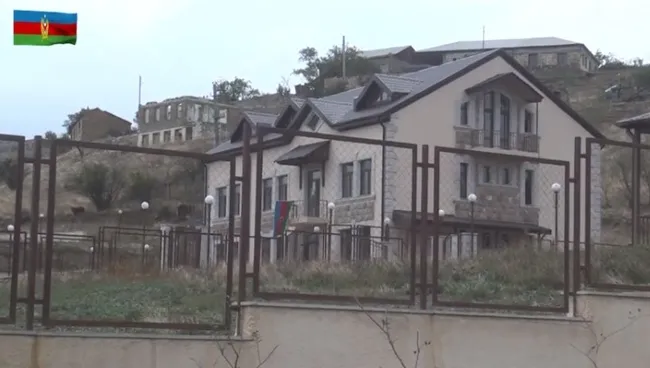 Dağlık Karabağ’da kurtarılan köylerde ezan okunmaya başlandı! Bazı bölgelerde bayraklar asıldı