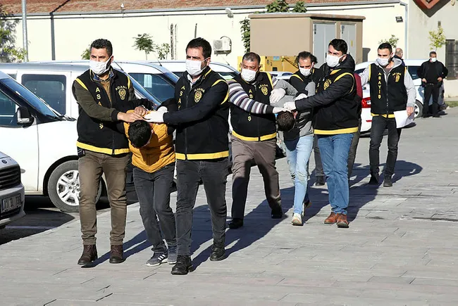 Adana'da eve giren hırsızlar polisle çatıştı! Dehşet anları kamerada... - 4