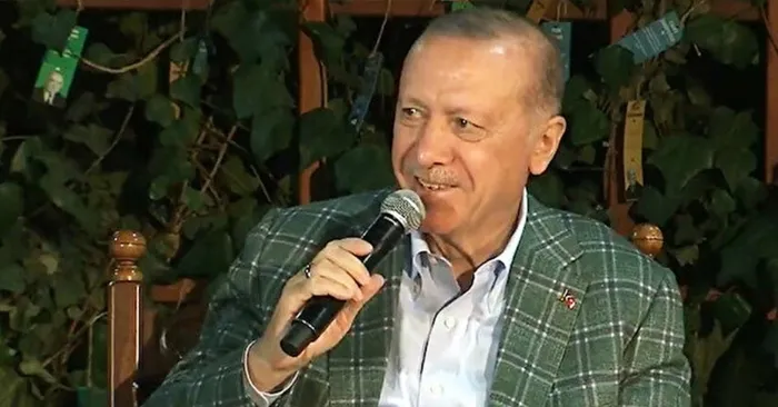 Eşinize şiir yazıyor musunuz? sorusuna Başkan Erdoğan’dan duygusal yanıt: Şiir gibi bir yaşamımız var