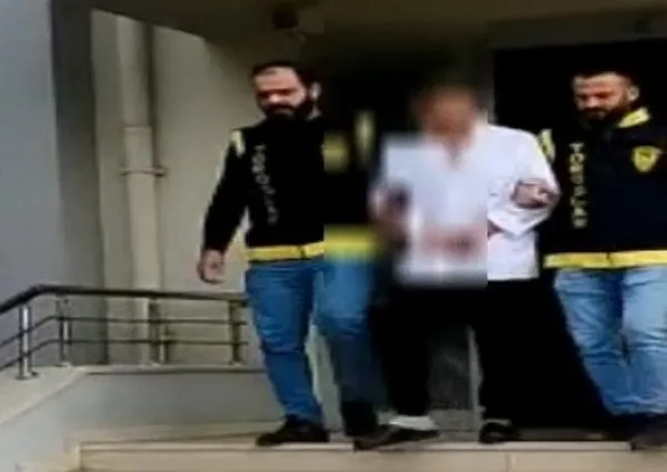 1670920399089.jpg Sahte doktor skandalı! Çaldığı önlükle hastaneye girmeye çalıştı | Yakalanınca 'ben anestezi doktoruyum' dedi - 3