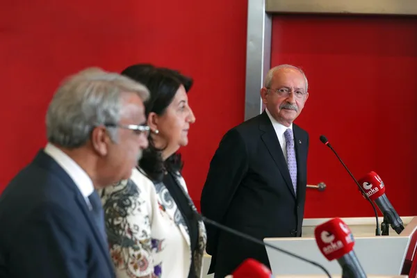 iste-chpnin-ortagi-hdp-turkiyeyi-bolme-plani-yapip-yunanistana-arka-ciktilar-sozde-kurdistan-ittifaki-kuracakl-1664218397097.jpg İşte CHP'nin ortağı HDP! Türkiye'yi bölme planı yapıp Yunanistan'a arka çıktılar! Sözde 'Kürdistan ittifakı' kuracaklarmış! - 4