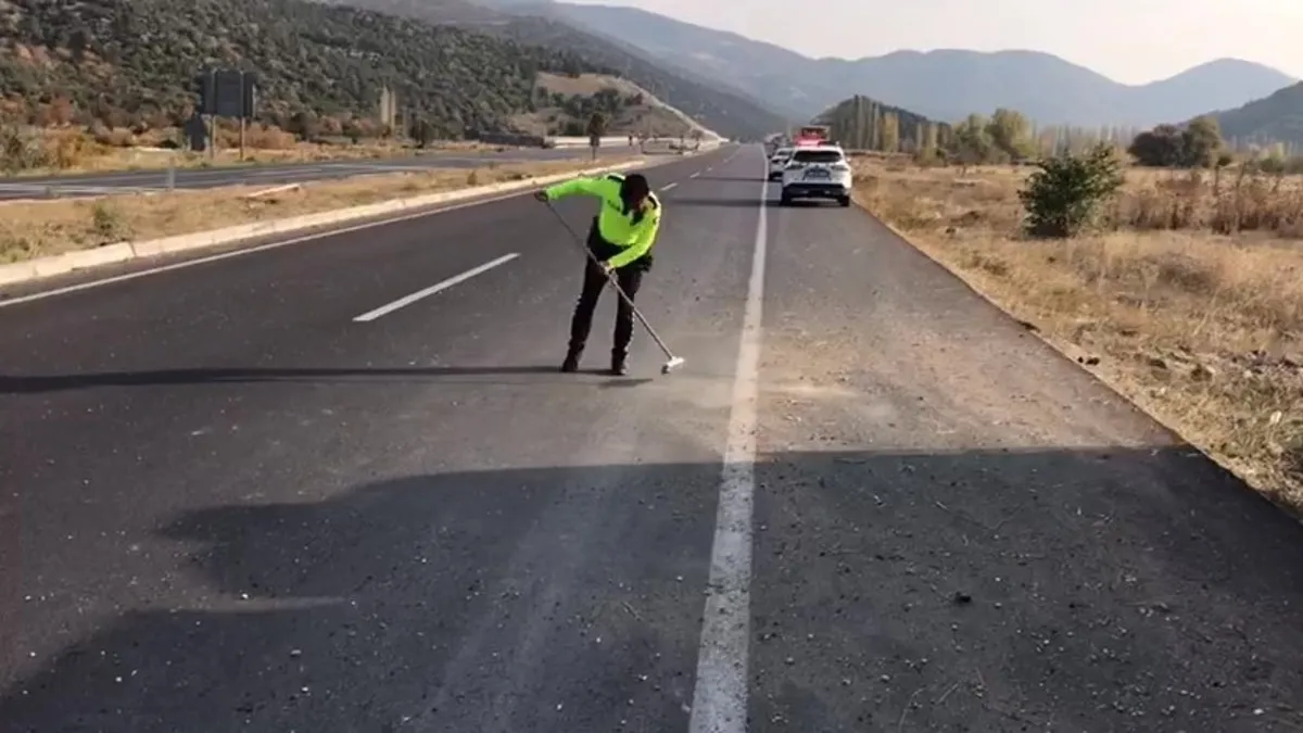 Trafik polisinden örnek davranış: Sürücülerin güvenliği için yolu süpürdü