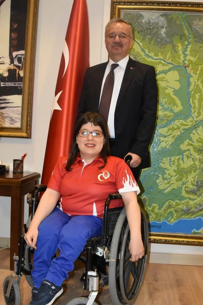Engelli yüzme rekortmeni Özge’ye Erdoğan’dan ’asansör’ desteği
