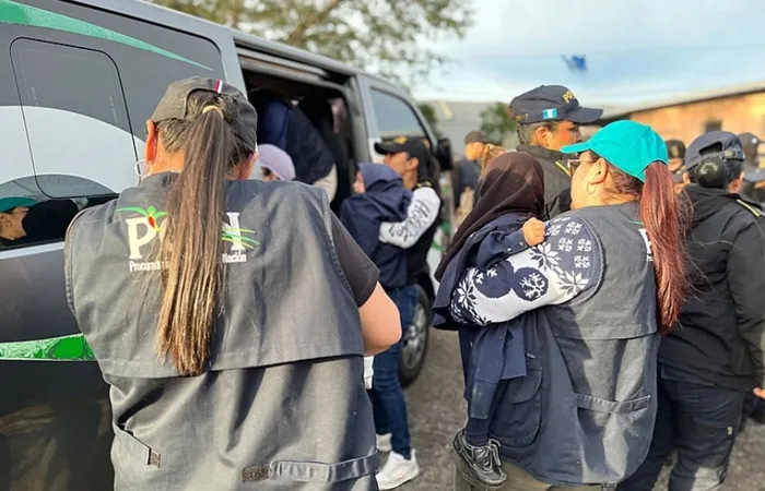 guatemaladaki-yahudi-tarikatte-cinsel-istismar-vakasi-160-cocugun-kaldigi-bakim-merkezine-baskin-1735048333657.jpg Küçücük çocuklar Guatemala ekiplerince koruma altına alındı (AFP)