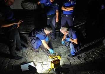 Bekçileri görünce Kalaşnikof'u ve çalıntı motosikleti bırakıp kaçtılar