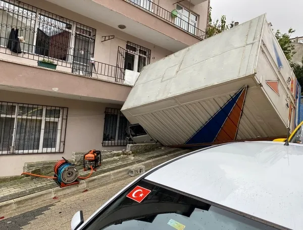 istanbulda-korku-dolu-anlar-kamyonet-kaydi-binanin-ustune-uctu-1666181532384.jpg İstanbul’da korku dolu anlar! Kamyonet kaydı binanın üstüne uçtu - 2