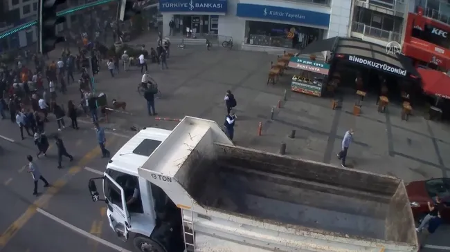 İzmir’deki deprem anından yeni görüntü! Araçlarını bırakıp kaçtılar