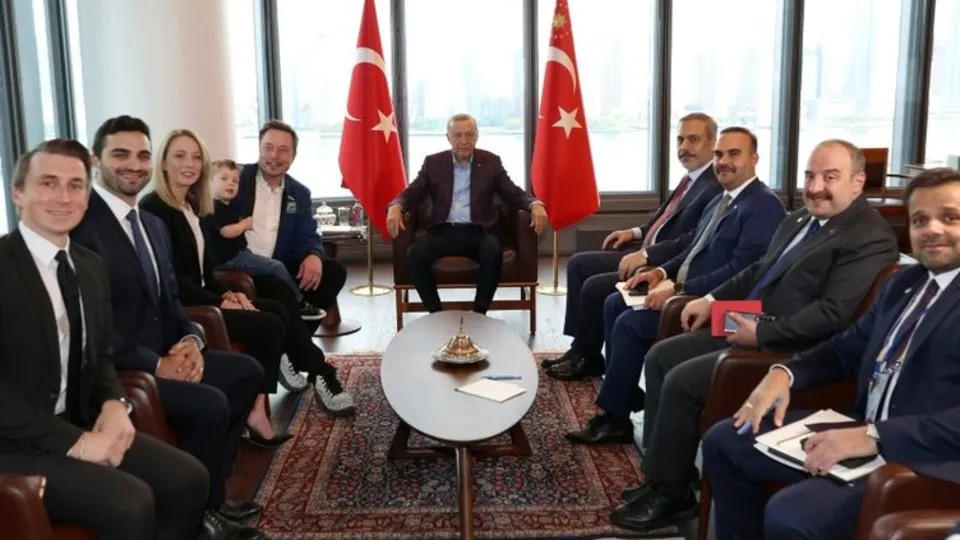 Başkan Recep Tayyip Erdoğan'ın Elon Musk görüşmesi dünya gündemine oturdu! 7. fabrika çağrısını manşete taşıdılar
