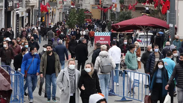 istiklal-caddesi-yogunluk-nedeniyle-kapatildi-sosyal-mesafe-kurallari-hice-sayiliyor-1615390554133.jpg