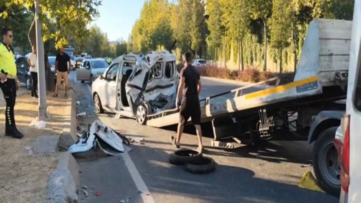 Küçükçekmece'de feci kaza: Ticari araç servis minibüsüne çarptı: Yaralılar var