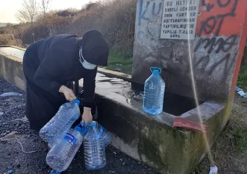 İstanbul'da yıllar sonra aynı manzara! 30 saatlik kesintiyi duyan vatandaş bidonlarla çeşmenin yolunu tuttu