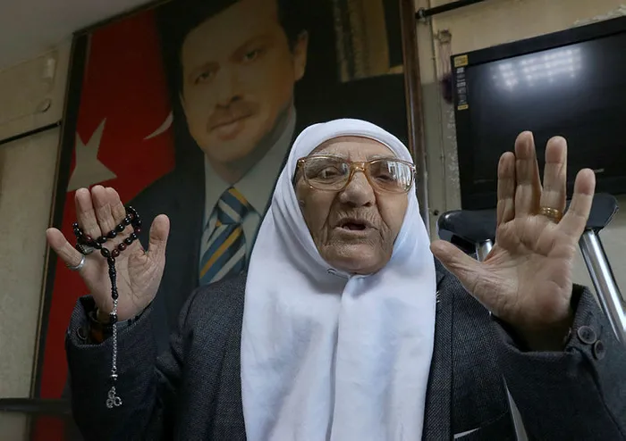 Başkan Erdoğan sevgisi 77'lik nineye seçim çalışması yaptırıyor - 1