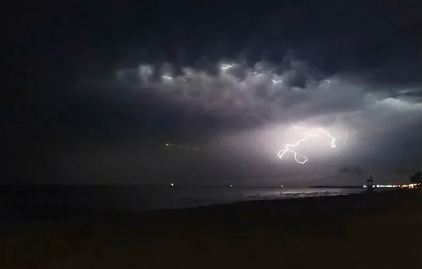 istanbula-simsekli-gok-gurultulu-saganak-yagmur-geliyor-meteoroloji-gun-vererek-onlarca-ili-uyardi-1661840724864.jpg İstanbul'a şimşekli gök gürültülü sağanak yağmur geliyor! Meteoroloji gün vererek onlarca ili uyardı - 7