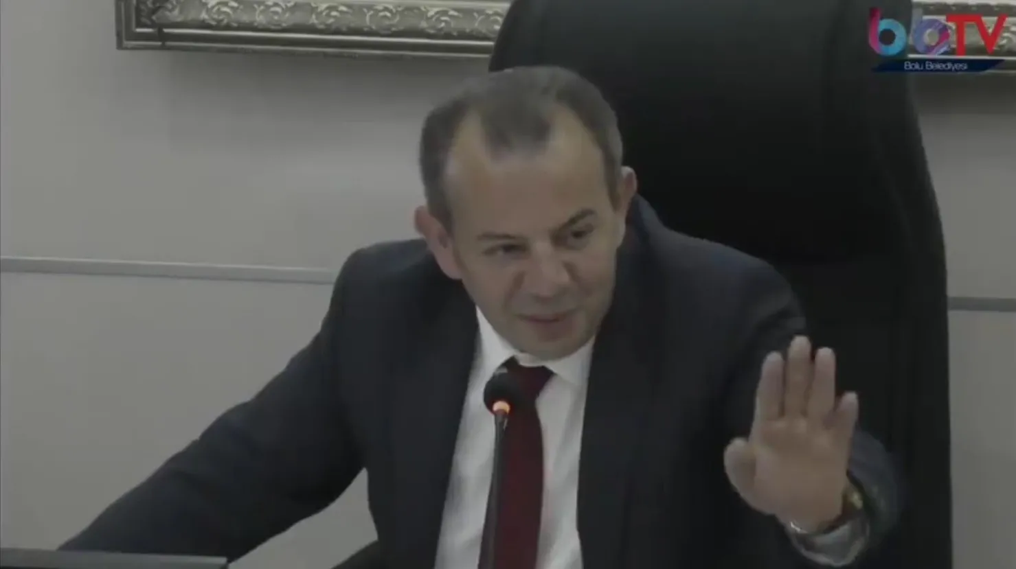 CHP'li Bolu Belediye Başkanı Tanju Özcan'dan ahlak sınırlarını yok sayan hareket! Bir kadına böyle konuşulur mu!