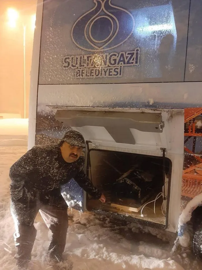 Son dakika: İstanbul’daki kar rezaletinden bir skandal görüntü daha! İBB cenazeyi yolda bıraktı