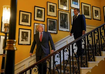 İngiltere'ye giden Macron'a "katil" tepkisi