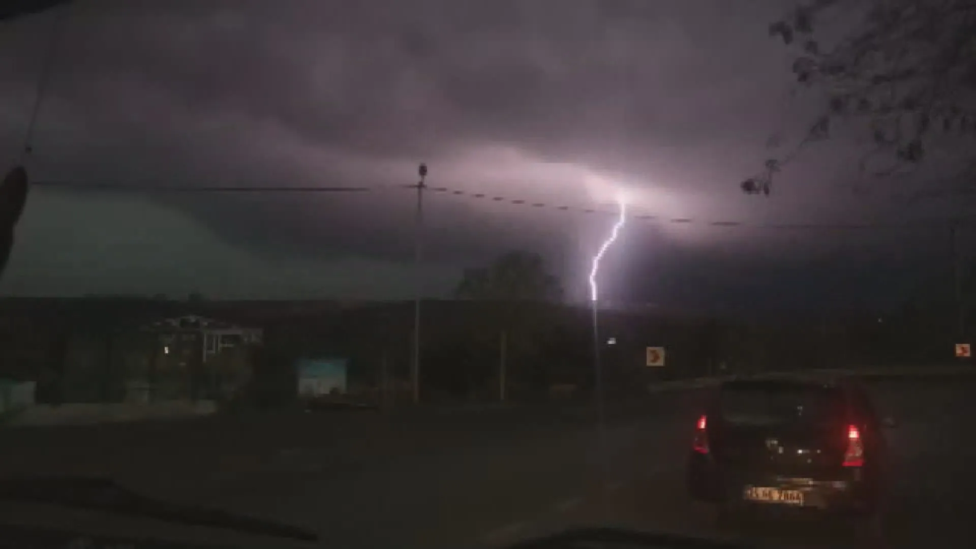 Arnavutköy'de düşen yıldırım kamerada