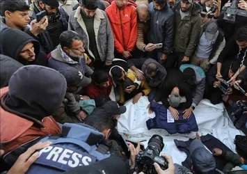 BBC'nin eski spikerinden Gazze itirafı! "Medya Filistinlilerin hayatını İsrailliler kadar ele alamadı"