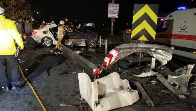 İstanbul’da otomobil bariyerlere çarptı: 2'si ağır, 3 yaralı - 2